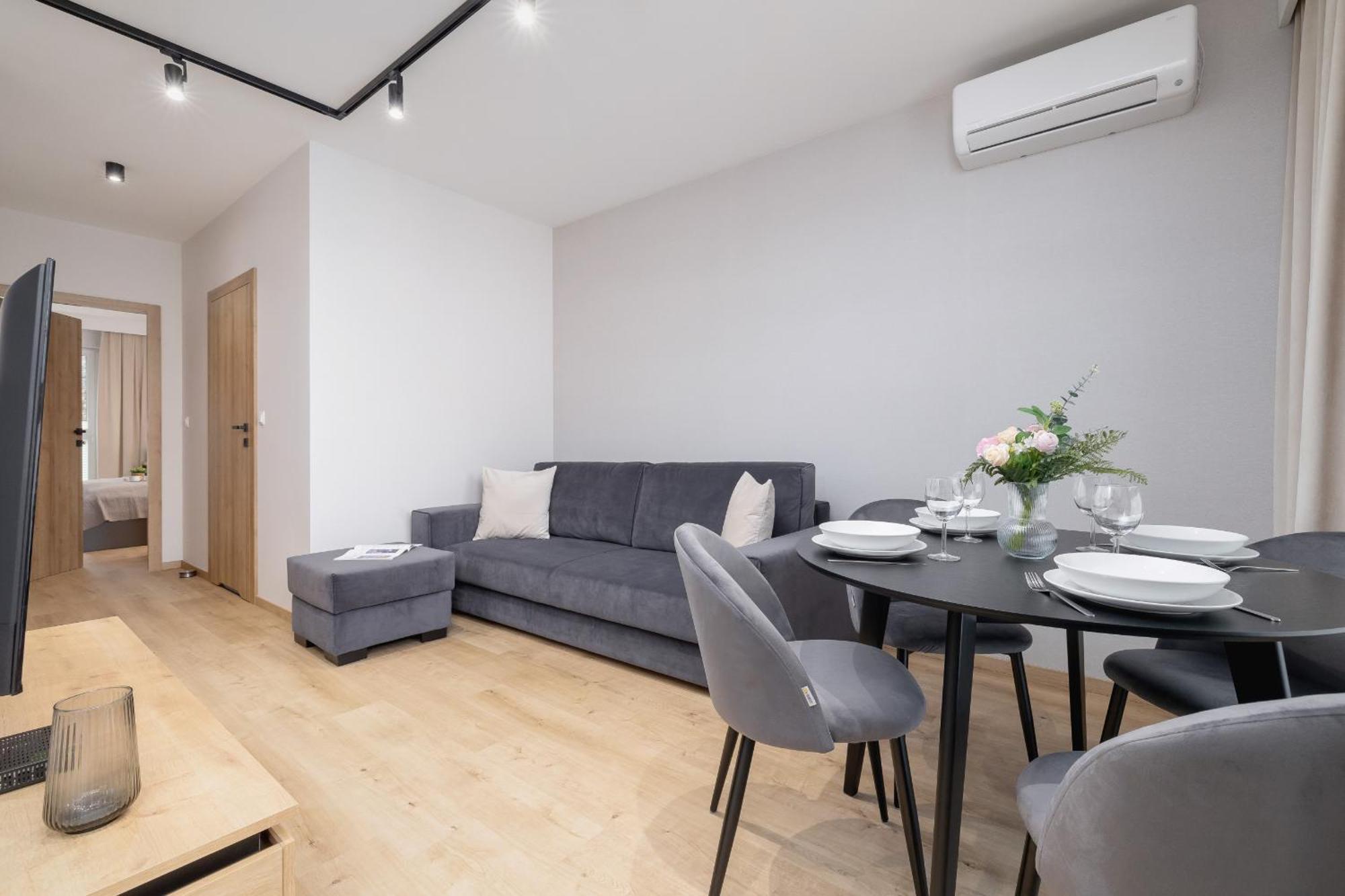 Bright Apartment In Krakow With Garden, Air Conditioning, Parking And Desk By Renters Prestige Buitenkant foto